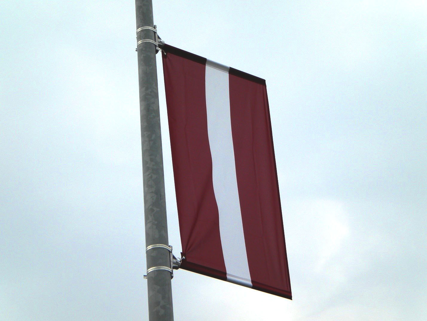 Ielu baneris ar Latvijas karogu