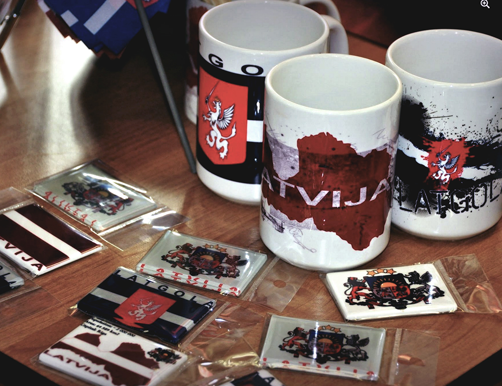 Latvijas karoga suvenīri, krūzes un magnēti